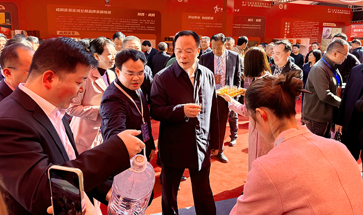 720    领导合影.jpg