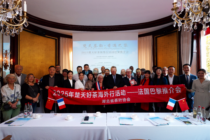 720 法国合影图(1)小于10m(1).png