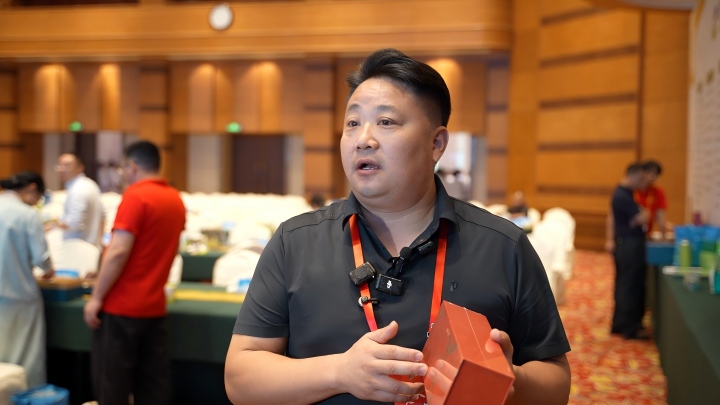 2 720   客商向当地媒体推介(1).jpg